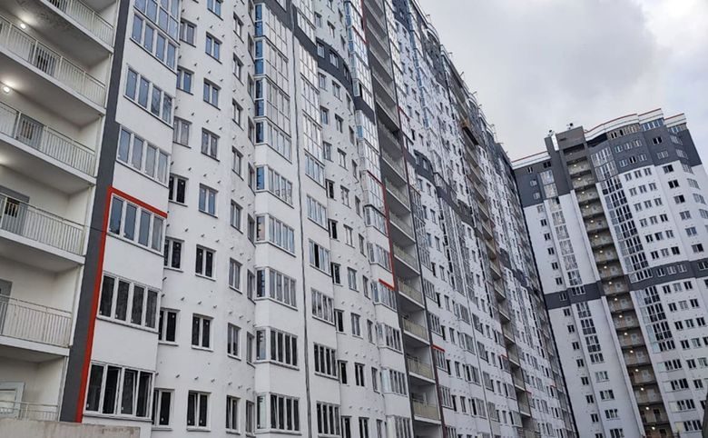 Альфа. АСК — Фасад корпуса с рыжими акцентными полосами и остеклёнными ло