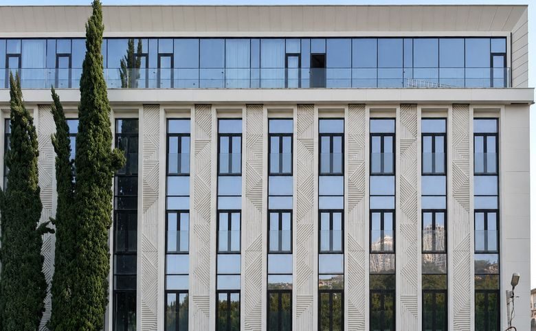 Atrium Avenue — Верхние этажи с террасами: панорамное остекление и открытые 