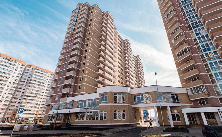 Бауинвест — Вход в корпус через двухуровневый стилобат с большими окнами
