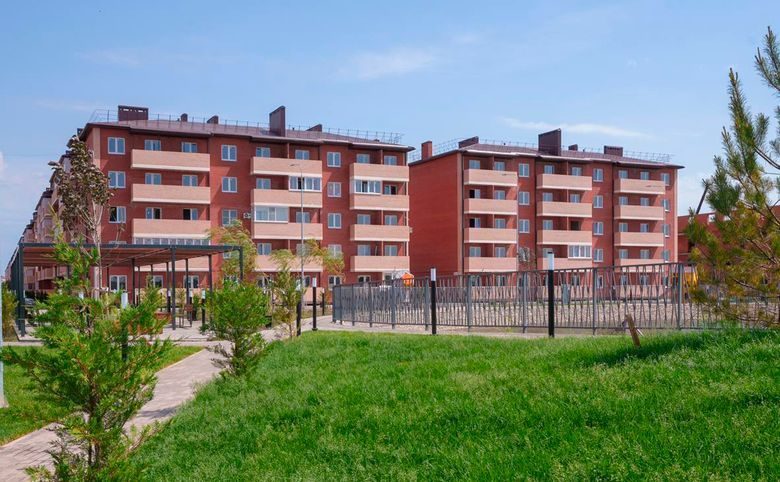 Дарград — Озеленённая закрытая территория между корпусами: газон, доро