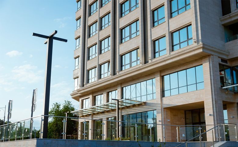 Development-Plaza — Входная группа со стеклянным козырьком и остеклённой коммерц