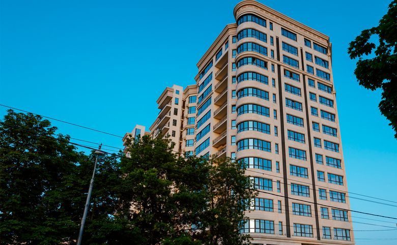 Development-Plaza — Угловые эркеры с балконами и озеленённый двор перед домом — 