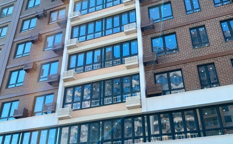 DОГМА ПАРК — Остекление первых этажей одного из корпусов — судя по высоте