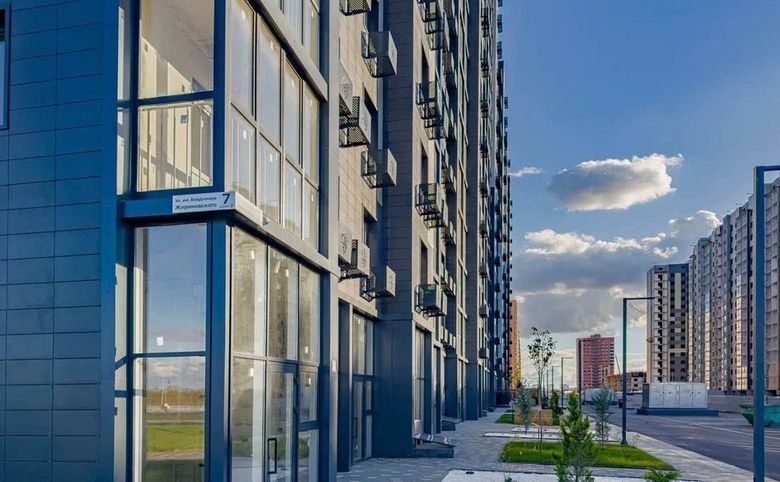 Друг — Первые этажи с витринным остеклением под коммерцию и тротуар