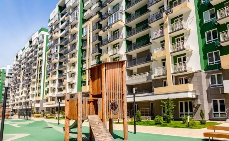 Флора — Благоустроенный двор с деревянной детской площадкой и мощёны