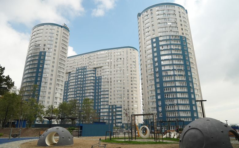Фонтаны — Детская площадка во дворе крупным планом — современное обору