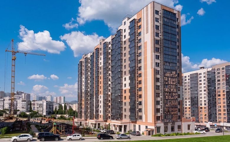 Город у моря — Подъезд и придомовая территория с парковкой и детской площад