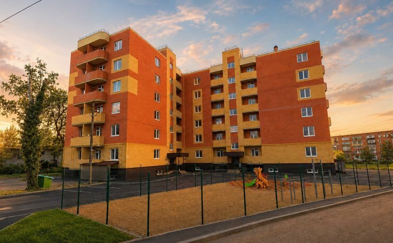 Грэс — Двор огорожен и благоустроен: детская площадка с горкой у са