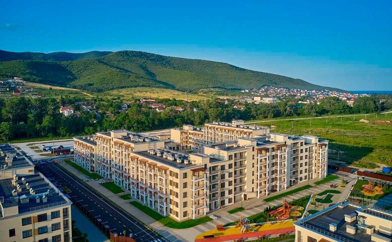 Кипарис — Весь квартал сверху: 12 корпусов, дворовые площадки и горы н