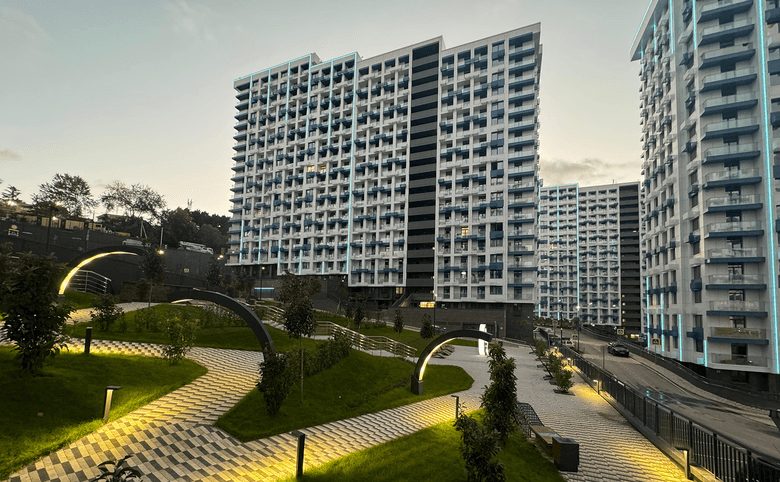 Кислород — Благоустроенный двор между корпусами: дорожки с подсветкой,