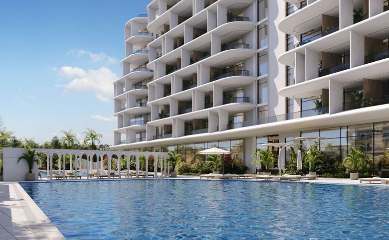 Mandarin Garden Hotel — Бассейн растянут вдоль всего корпуса, с колоннадой и лежакам