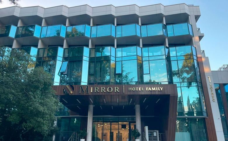 Mirror Family — Вход и вывеска на фасаде первого корпуса — за это вы платите