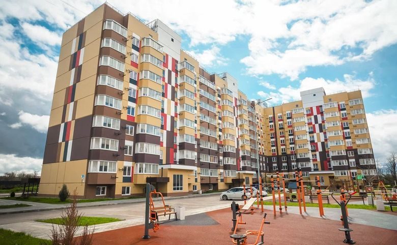 Молодежный 2 — Спортивная площадка с резиновым покрытием и тренажёрами у то