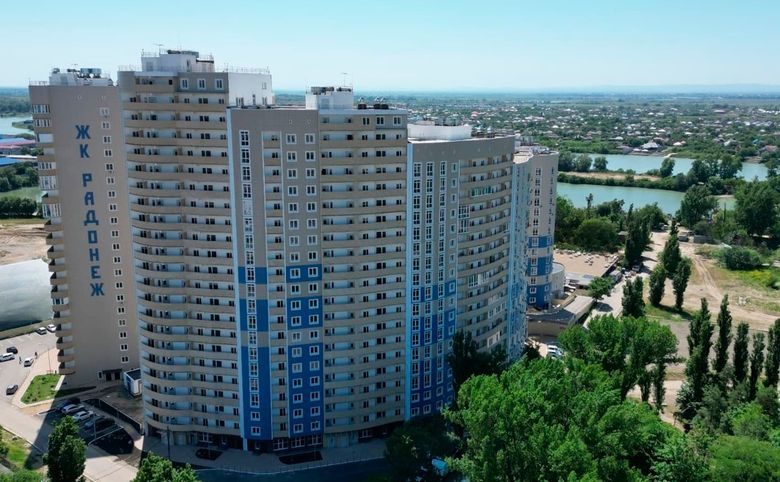 Радонеж — Вид с торца: дом-дуга стоит у самой Кубани, за ним река и ни