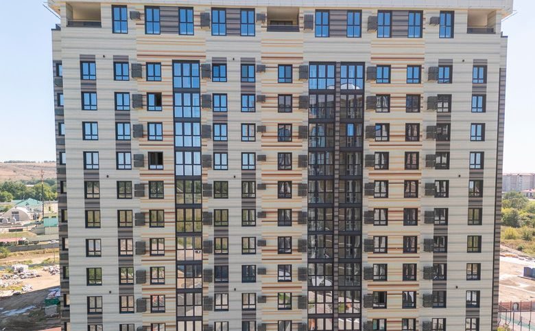 Римские Каникулы — Крупный план фасада: панорамные окна и остеклённые лоджии на