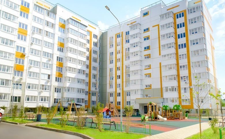 Романовский — Двор дома с детской площадкой и озеленением — то, что видно 