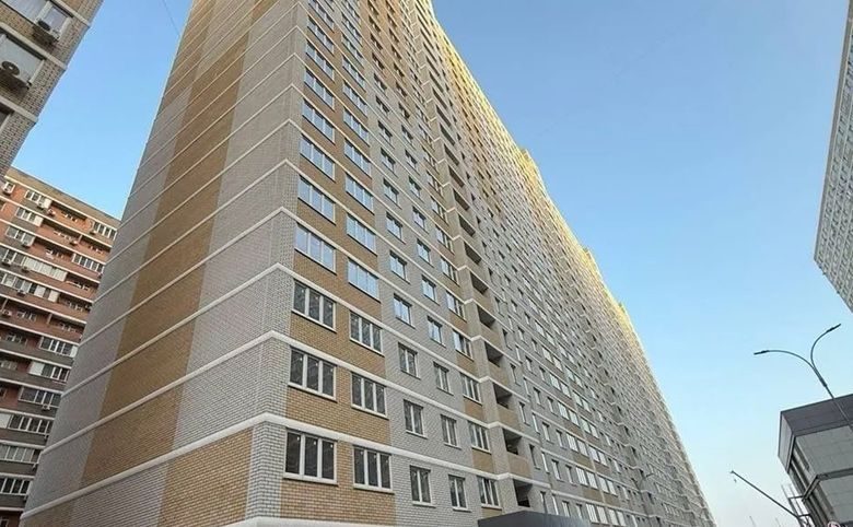 Славянка — Крупный план облицовки: чередование бежевого и охристого кир
