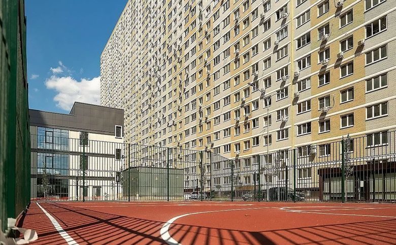 Славянка — Спортивная площадка во дворе с резиновым покрытием и огражде