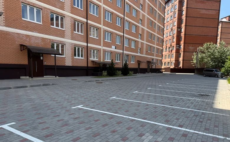 Уют. Дарстрой — За это вы платите: закрытую придомовую парковку с разметкой 