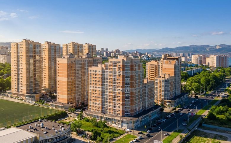 Выбор — Комплекс стоит рядом со спортивным полем и городской застрой