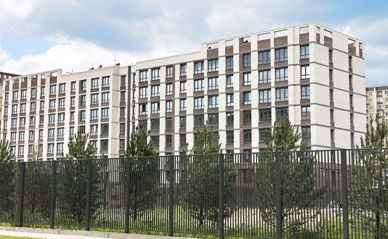 Югге — Закрытая территория за металлическим забором, восемь этажей
