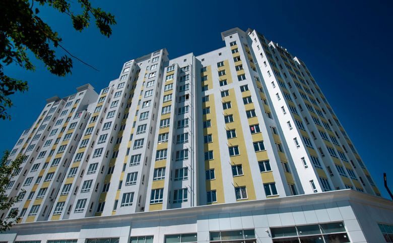 Зеленодар — Корпус другой серии в белой штукатурке с жёлтыми вставками. 