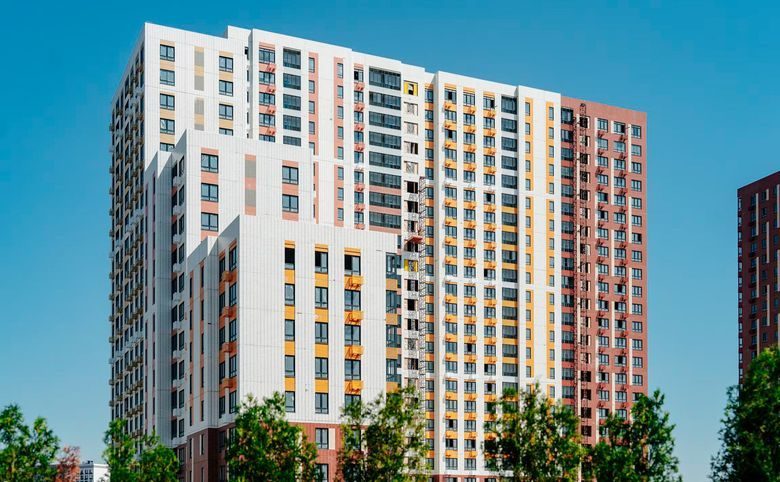 1-й Донской — Фронтальный вид корпуса с деревьями у входной группы — видна