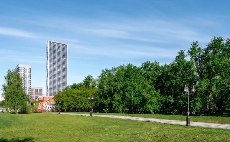AFI Tower — Прогулочная аллея парка вдоль дома — до пруда и зелёной зоны