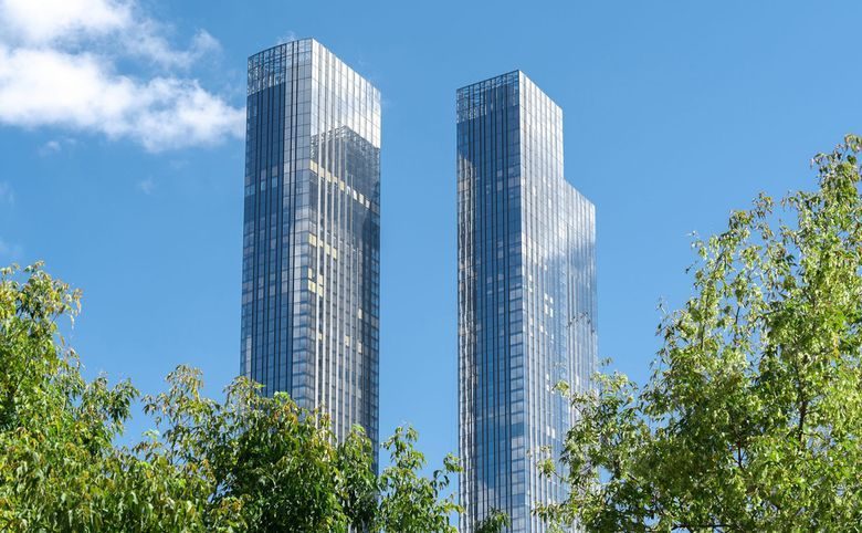 Capital Towers — Так башни выглядят вживую с уровня городской улицы: за остек