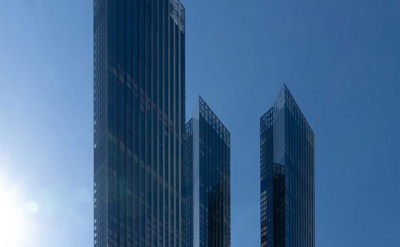 Capital Towers — Крупный план фасада показывает переменную высоту трёх корпус