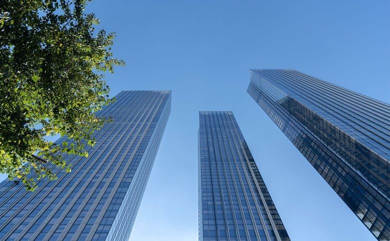 Capital Towers — Вид от подножия комплекса среди деревьев — на этом уровне на