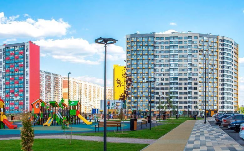 Домодедово Парк — Площадка с мягким покрытием, лавки, фонари и парковка вдоль 