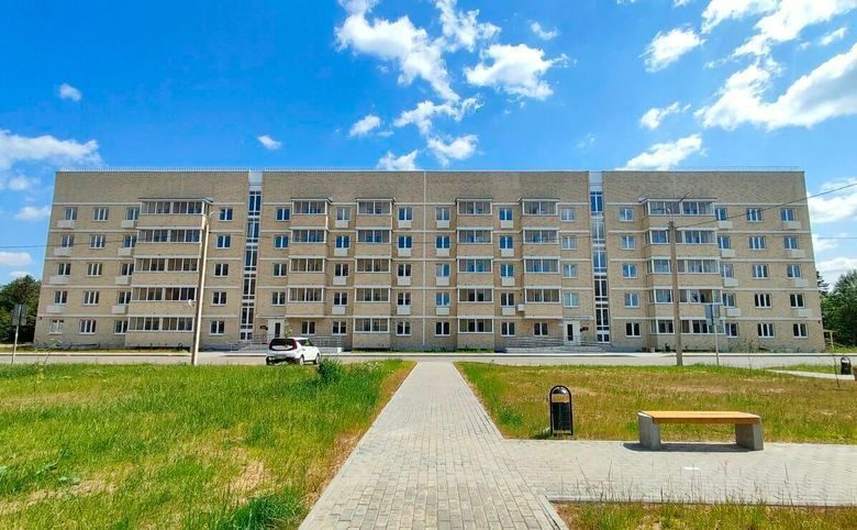 Дружный — Двор с дорожками, скамейками и детской площадкой — комплексн