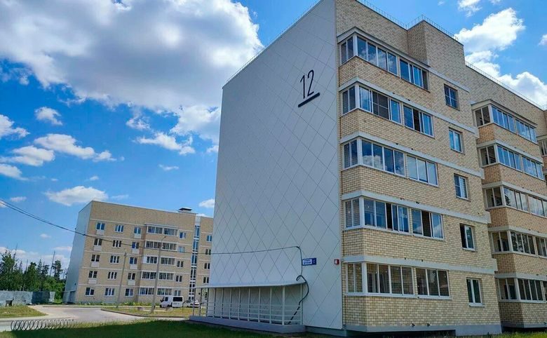 Дружный — Угол корпуса 12 с номером на фасаде и уже смонтированными ок
