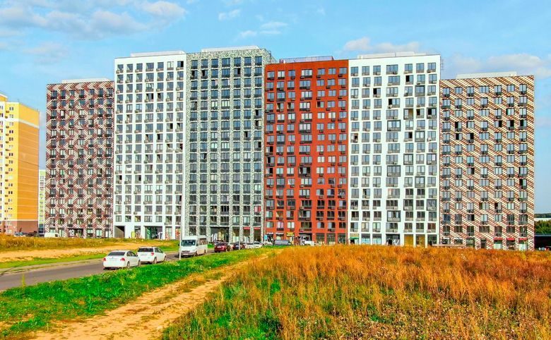 У реки.Эко Видное 2.0 — Угловой корпус с цветным вент-фасадом и магазинами на первых