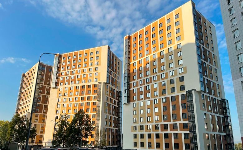 Гармония парк — Фасад крупным планом: штукатурка светлого и тёмного тона, па