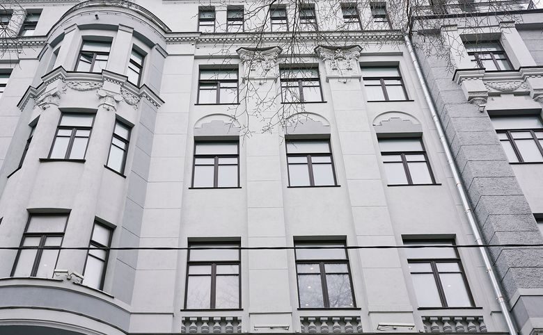 Хлебный 19 — Крупный план лепнины и пилястров с капителями — ручная реста