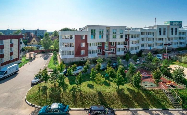 Ликино — Двор с этой стороны реально благоустроен: детская площадка,