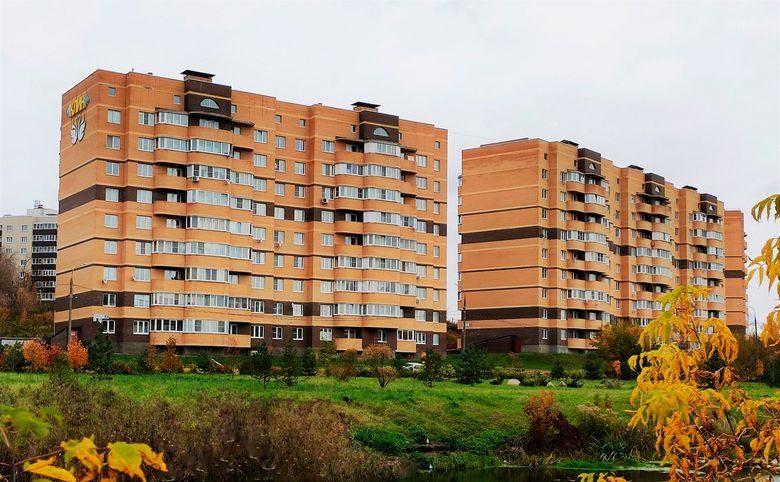 Майданово Парк — Два корпуса комплекса со стороны набережной — видно благоуст