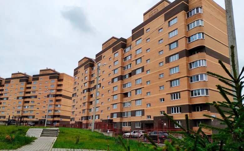 Майданово Парк — Фасад корпуса крупным планом с придомовой стоянкой — облицов