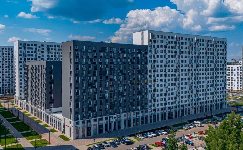 Мытищи Парк — Не рендер, а фото сданных корпусов: белые и графитовые фасад