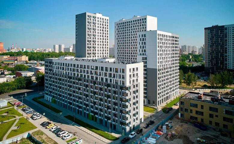 Облака 2.0 — Общий вид квартала с воздуха: видно четыре корпуса разной вы