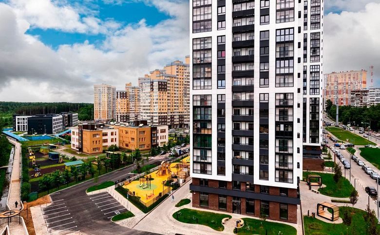 Одинбург — Двор сданной очереди: детская площадка, парковка у дома, дет