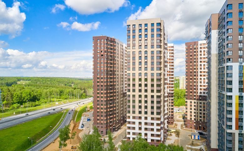Одинград, квартал Семейный — Корпуса стоят у трассы М1 — близко до выезда на МКАД, но с э