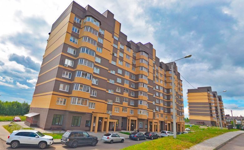 Олимп — Двор и первые этажи: под окнами наземная парковка, а на перв