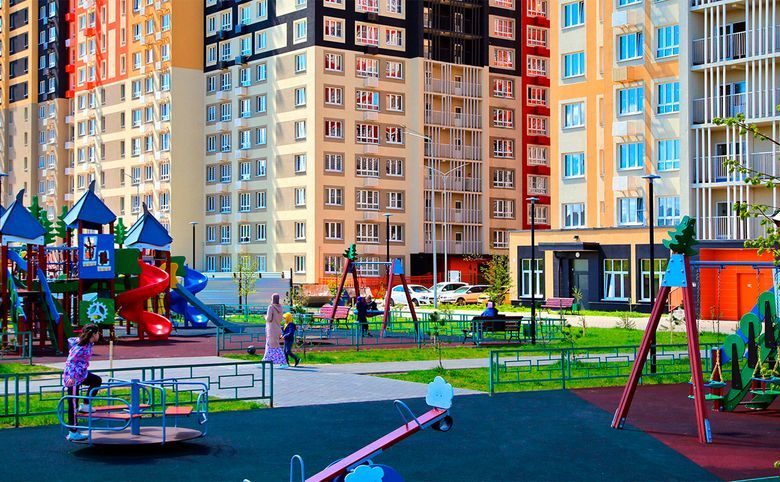 Гранель Пехра — Двор: детская площадка с резиновым покрытием, лавочки, входн