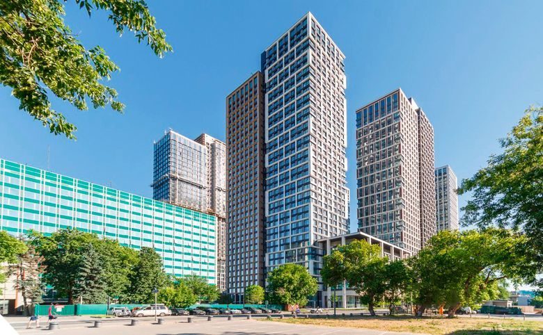 Prime Park — Дневной вид на комплекс с чистым небом — фасад из натурально