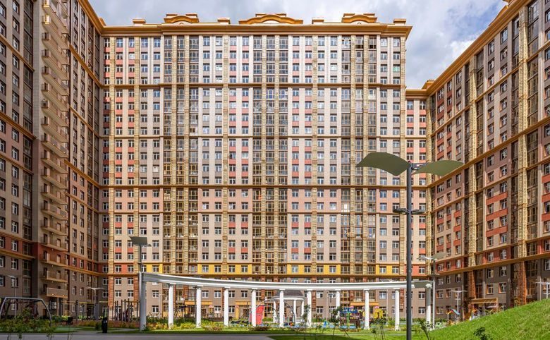 Рассказово — Двор между корпусами: пергола, газон, площадки. Плотность ви