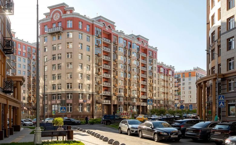 Рассказово — Уличная сторона корпуса: коммерция на первых этажах, кафе и 