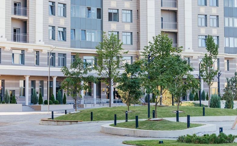 RIVER HOUSE Щелково — Подъезд с колоннадой и озеленённым партером перед входом — т